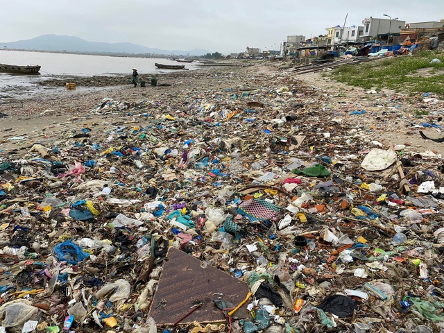 Thanh Hoá: Kinh hoàng cảnh tượng rác thải chất đống dọc bờ biển Ngư Lộc - Ảnh 5.