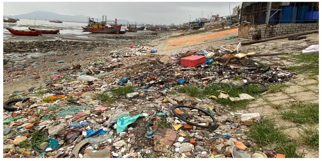 Thanh Hoá: Kinh hoàng cảnh tượng rác thải chất đống dọc bờ biển Ngư Lộc - Ảnh 4.