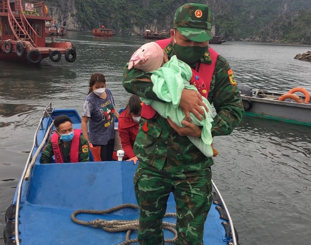 Cháu bé 1 tuổi rơi xuống biển được bộ đội biên phòng cứu sống - Ảnh 1.