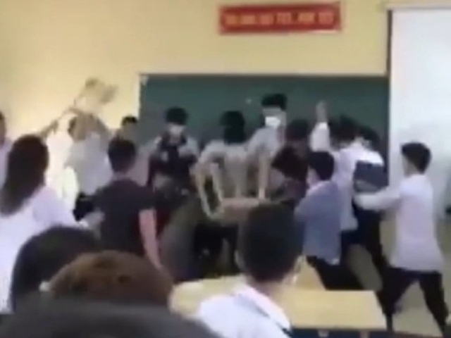 Học sinh lớp 10 đánh nhau vì va chạm xe không dừng lại xin lỗi - Ảnh 1.