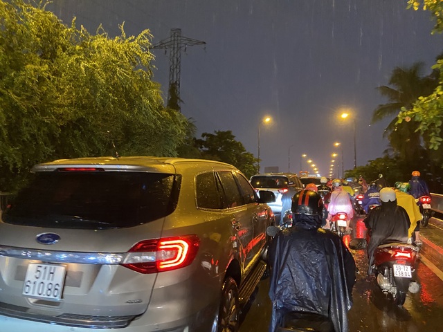 Hàng nghìn người đội mưa ra bến xe về quê nghỉ lễ 30/4-1/5 - Ảnh 4.
