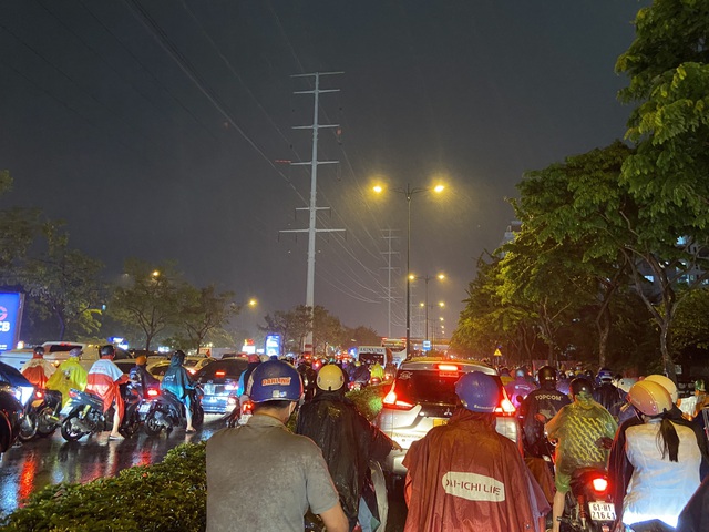 Hàng nghìn người đội mưa ra bến xe về quê nghỉ lễ 30/4-1/5 - Ảnh 2.