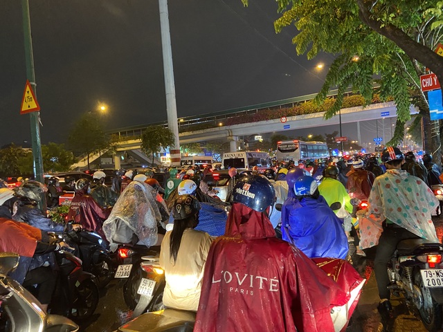 Hàng nghìn người đội mưa ra bến xe về quê nghỉ lễ 30/4-1/5 - Ảnh 3.