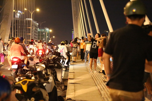 Hàng trăm người dân hào hứng &quot;check in&quot; tại cầu Thủ Thiêm 2 - Ảnh 9.