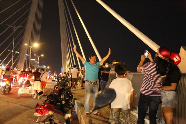 Hàng trăm người dân hào hứng &quot;check in&quot; tại cầu Thủ Thiêm 2 - Ảnh 7.