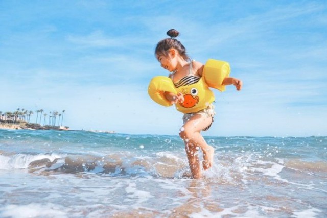 Đưa con đi du lịch biển kỳ nghỉ lễ cần nhớ những nguyên tắc quan trọng này để có kỳ nghỉ an toàn, khỏe mạnh - Ảnh 3.