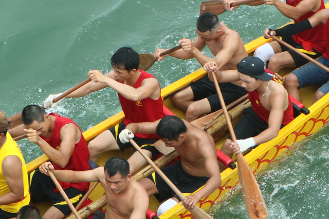 Những tay chèo miền biển tranh đua trong Lễ hội đua thuyền truyền thống trên sông Nhật Lệ - Ảnh 6.