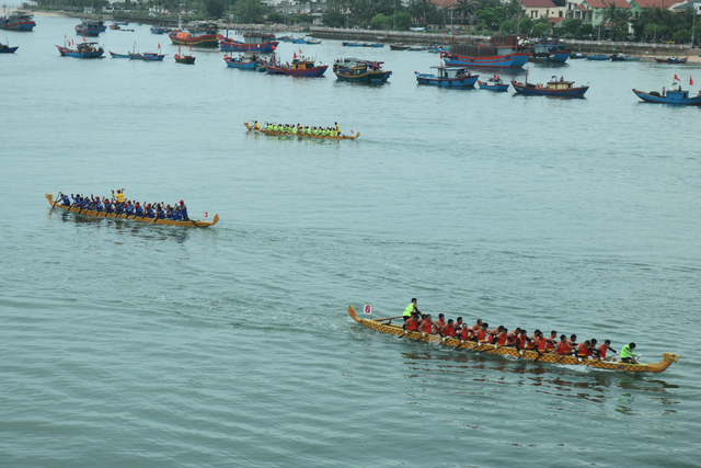 Những tay chèo miền biển tranh đua trong Lễ hội đua thuyền truyền thống trên sông Nhật Lệ - Ảnh 4.
