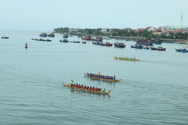 Những tay chèo miền biển tranh đua trong Lễ hội đua thuyền truyền thống trên sông Nhật Lệ - Ảnh 1.