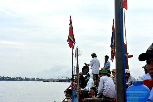 Những tay chèo miền biển tranh đua trong Lễ hội đua thuyền truyền thống trên sông Nhật Lệ - Ảnh 7.