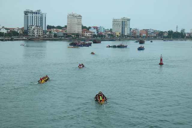 Những tay chèo miền biển tranh đua trong Lễ hội đua thuyền truyền thống trên sông Nhật Lệ - Ảnh 8.