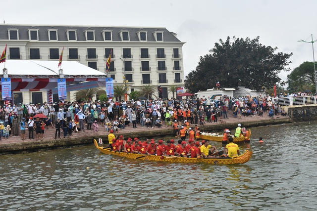 Những tay chèo miền biển tranh đua trong Lễ hội đua thuyền truyền thống trên sông Nhật Lệ - Ảnh 5.