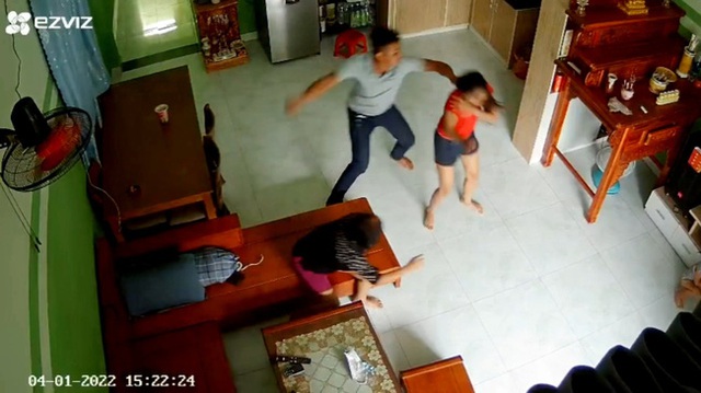 Chồng đánh đập, cầm dao đuổi vợ trước mặt con: Tổn thương không thể đong đếm - Ảnh 1. Chồng đánh đập, cầm dao đuổi vợ trước mặt con: Tổn thương không thể đong đếm - Ảnh 1.