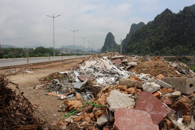 Quảng Ninh: Hành lang đường bao biển nguy cơ biến thành bãi tập kết rác thải  - Ảnh 1.