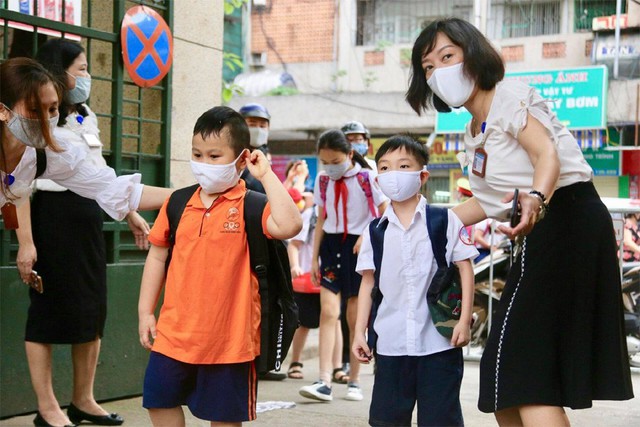 Học sinh tiểu học được đến trường: Cha mẹ vỡ òa hướng tới ngày &quot;giải phóng phụ huynh thủ đô” - Ảnh 3.