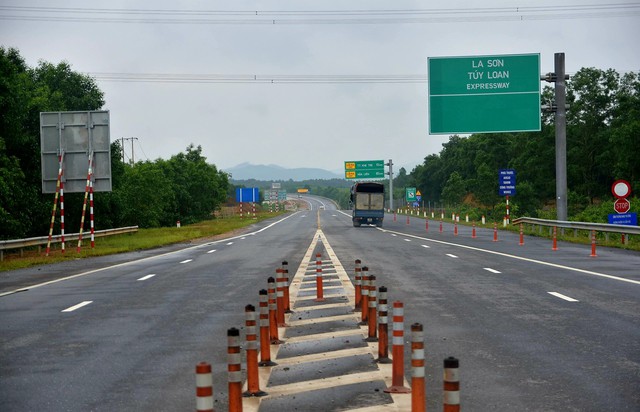 Cao tốc hàng nghìn tỉ đồng uốn lượn, chạy băng núi ra sao trước ngày thông xe? - Ảnh 1.