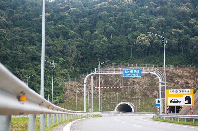 Cao tốc hàng nghìn tỉ đồng uốn lượn, chạy băng núi ra sao trước ngày thông xe? - Ảnh 10.