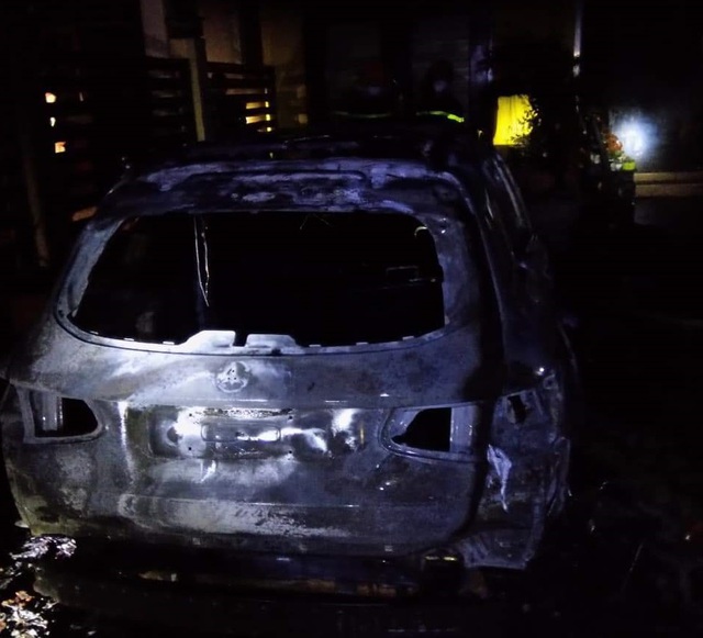 Quảng Trị: Cháy nhà trong đêm, ô tô sang và xe máy bị thiêu rụi - Ảnh 2.