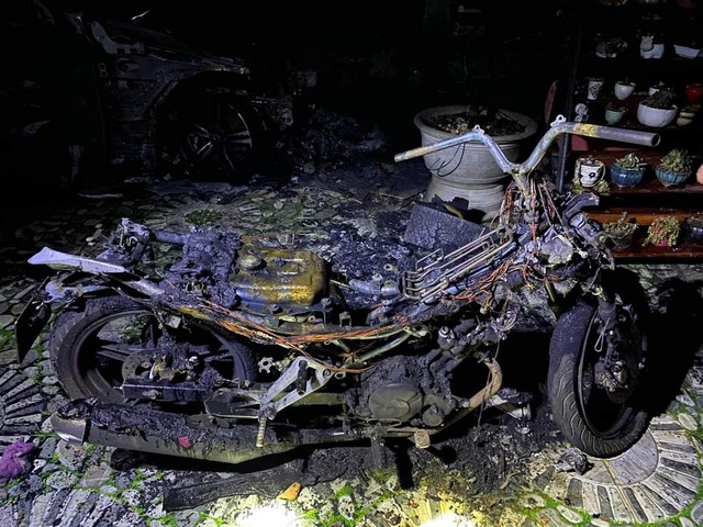Quảng Trị: Cháy nhà trong đêm, ô tô sang và xe máy bị thiêu rụi - Ảnh 3.