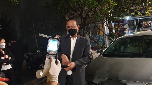Bị kiểm tra nồng độ cồn, tài xế ô tô ở Quảng Ninh lao thẳng vào tổ công tác - Ảnh 1.