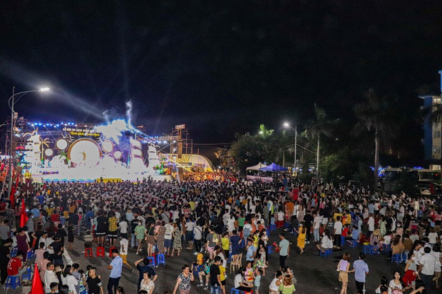 Thanh Hoá: Lễ hội du lịch biển Hải Tiến thu hút hàng nghìn du khách tham dự - Ảnh 6.