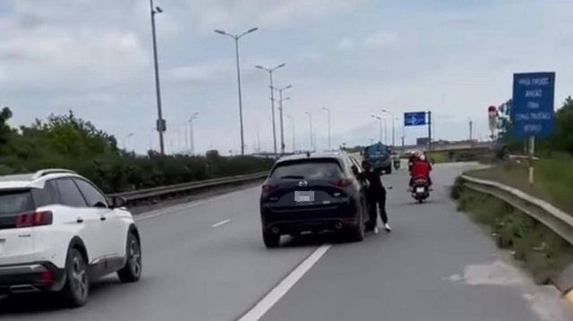 Hà Nội: Điều tra vụ xe ô tô Mazda 5 kéo lê người phụ nữ trên đường - Ảnh 1.