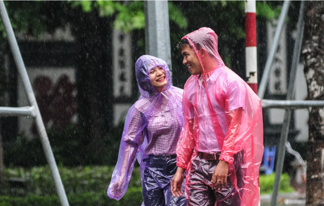 Thời tiết ngày 1/5: Hà Nội chuyển lạnh, mưa lớn tại nhiều vùng, miền trong cả nước - Ảnh 2.