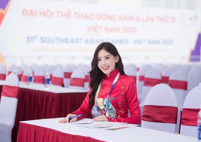 MC Minh Đức - người dẫn lễ Thượng cờ SEA Game 31: nhan sắc và học vấn 'không phải dạng vừa' - Ảnh 1.