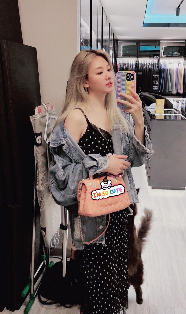 Dù định hướng hình ảnh là sexy, quyến rũ thế nhưng người đẹp Hàn gốc Việt chỉ kéo hờ chiếc áo khoác ngoài lệch vai, để lộ xương quai xanh và một phần làn da trắng nõn nà. Đường cong nuột nà của Hari Won cũng bị giấu nhẹm trong outfit này. Dù định hướng hình ảnh là sexy, quyến rũ thế nhưng người đẹp Hàn gốc Việt chỉ kéo hờ chiếc áo khoác ngoài lệch vai, để lộ xương quai xanh và một phần làn da trắng nõn nà. Đường cong nuột nà của Hari Won cũng bị giấu nhẹm trong outfit này.