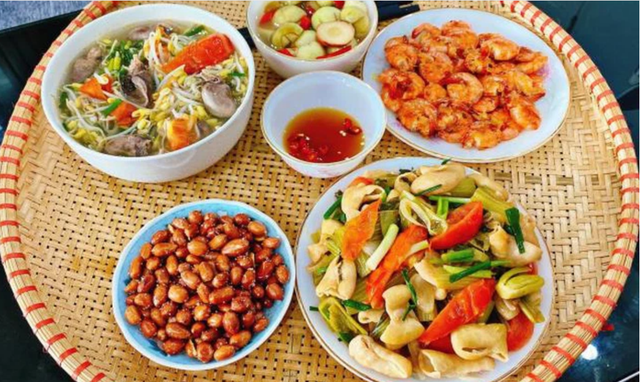 Trong bữa cơm, người Nhật thường tránh điều này để tránh tăng cân, tiểu đường và bệnh dạ dày, tiếc là nhiều người Việt vẫn chưa chịu từ bỏ thói quen! - Ảnh 2.