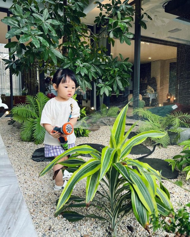 Vợ vắng nh&agrave;, Cường Đ&ocirc;la khoe đưa 2 con đ&aacute;nh lẻ ăn ngo&agrave;i, tr&ecirc;n b&agrave;n c&oacute; chiếc t&uacute;i nữ khả nghi - Ảnh 8.