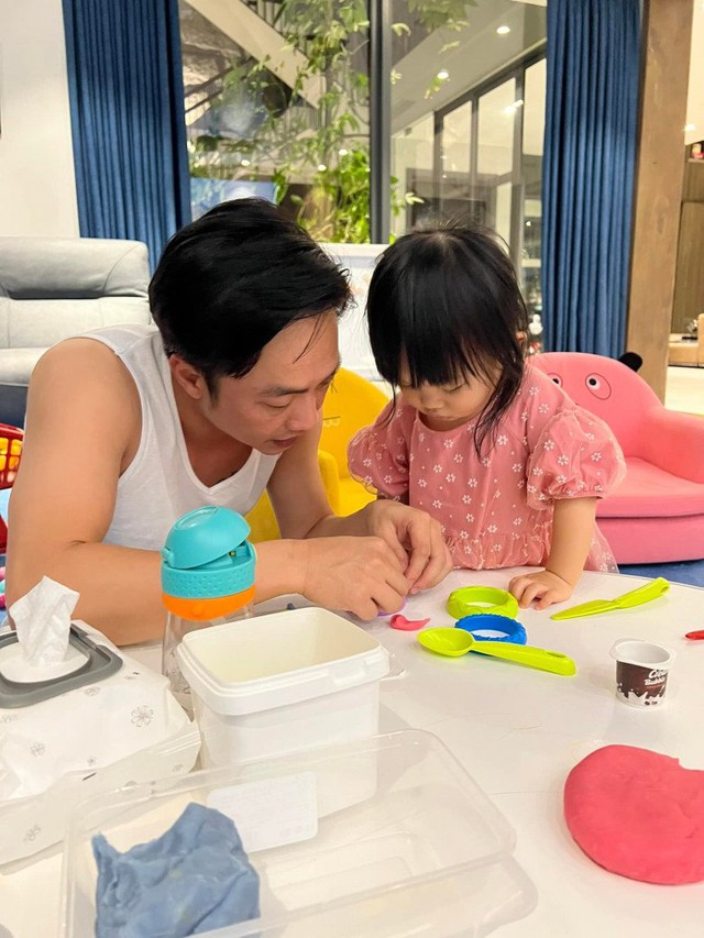 Vợ vắng nh&agrave;, Cường Đ&ocirc;la khoe đưa 2 con đ&aacute;nh lẻ ăn ngo&agrave;i, tr&ecirc;n b&agrave;n c&oacute; chiếc t&uacute;i nữ khả nghi - Ảnh 6.