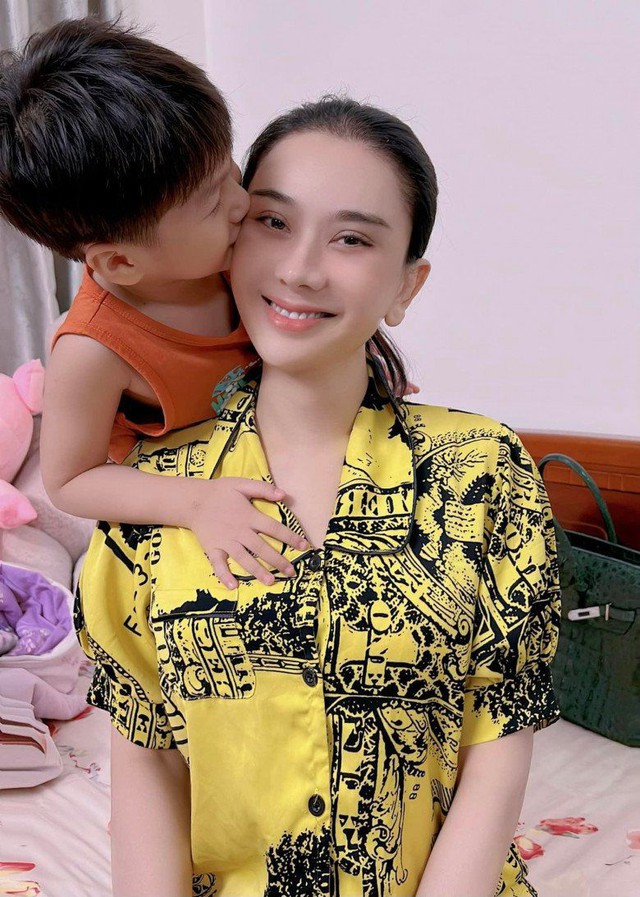 Đứa trẻ mà Lâm Khánh Chi sang Thái nhờ người mang thai hộ giờ lớn bổng, giống mẹ lúc chưa chuyển giới - Ảnh 9.