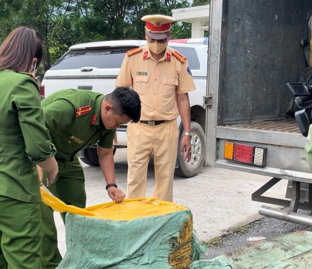 Chặn đứng xe tải chở 4 tấn nội tạng bốc mùi hôi thối đang đi tiêu thụ - Ảnh 1.