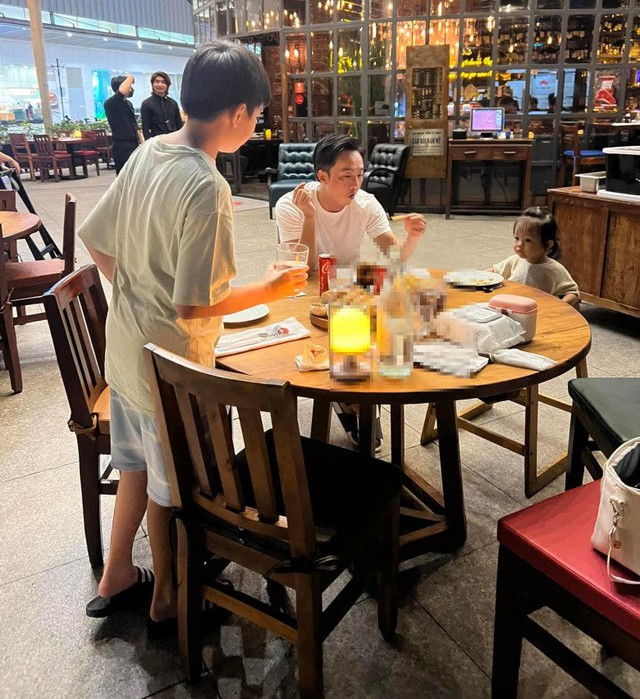 Vợ vắng nh&agrave;, Cường Đ&ocirc;la khoe đưa 2 con đ&aacute;nh lẻ ăn ngo&agrave;i, tr&ecirc;n b&agrave;n c&oacute; chiếc t&uacute;i nữ khả nghi - Ảnh 1.