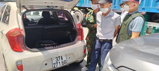 Vây bắt lái xe Kia Morning chở 5kg ma túy đá ở Hà Tĩnh - Ảnh 1.