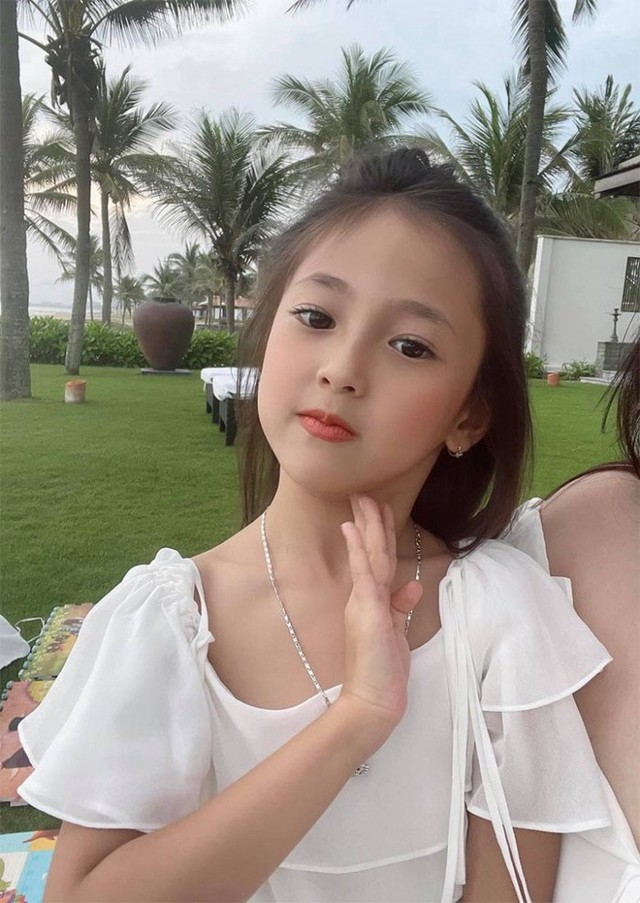 Cháu gái 7 tuổi của cựu Thứ trưởng Bộ xây dựng khiến dàn Hoa hậu Việt xuýt xoa khen ngợi - Ảnh 11.