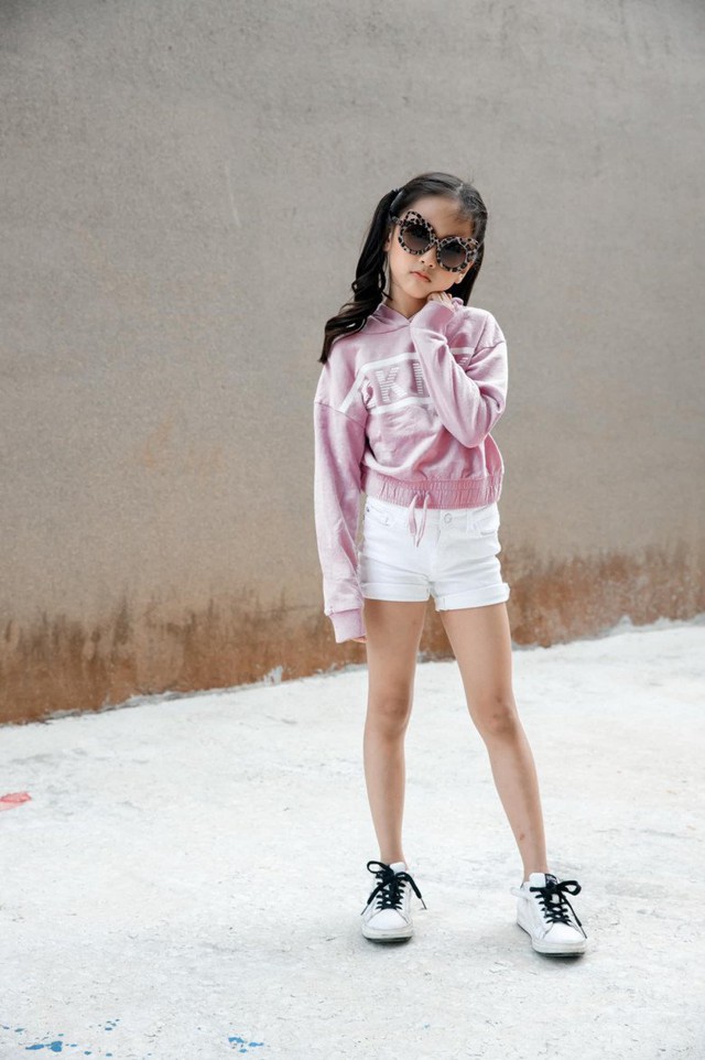 Cháu gái 7 tuổi của cựu Thứ trưởng Bộ xây dựng khiến dàn Hoa hậu Việt xuýt xoa khen ngợi - Ảnh 4.