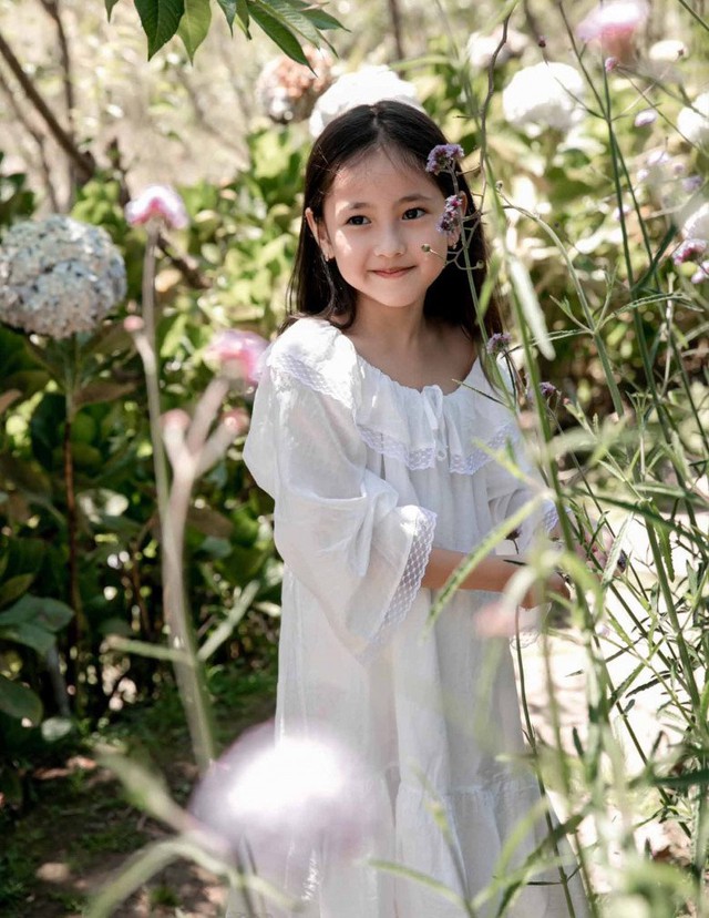 Cháu gái 7 tuổi của cựu Thứ trưởng Bộ xây dựng khiến dàn Hoa hậu Việt xuýt xoa khen ngợi - Ảnh 12.