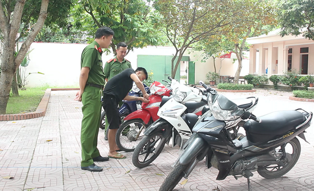 Thủ đoạn nhóm thiếu niên chuyên trộm xe máy   - Ảnh 2.