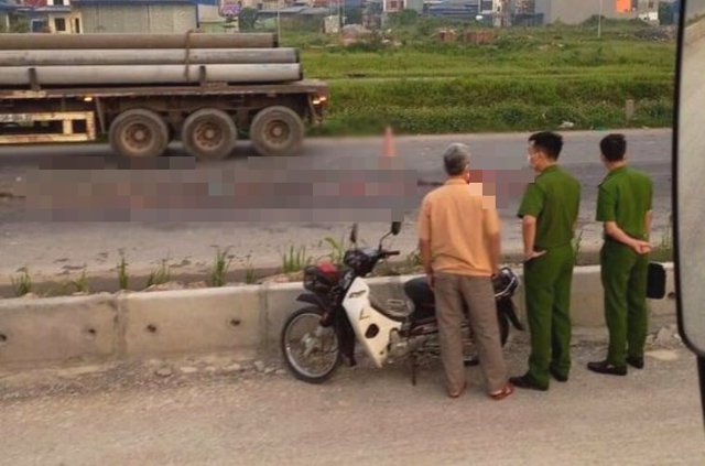 Thương tâm: Người phụ nữ đẩy xe chở rác bị phương tiện cán tử vong vào sáng sớm - Ảnh 1.