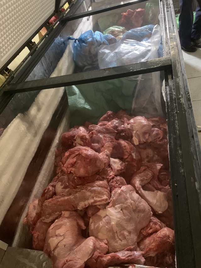 Hải Phòng: Phát hiện khối lượng lớn thịt lợn nhiễm dịch tả lợn châu Phi ở cửa hàng bán bánh mỳ thịt nướng - Ảnh 2.