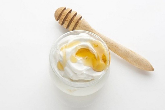 Sự kết hợp giữa mật ong và sữa chua giúp giảm thâm mụn, hỗ trợ cấp ẩm và làm mềm mịn da.
