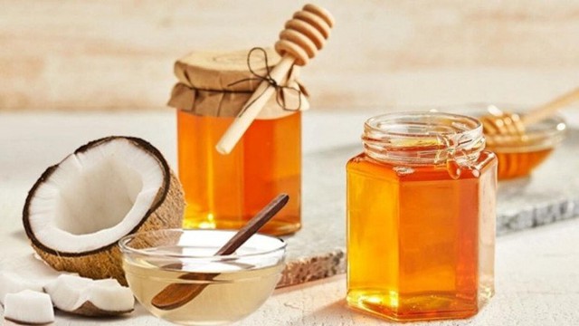 Kiên trì áp dụng cách trị mụn bằng mật ong và dầu dừa đều đặn 2 - 3 lần mỗi tuần, tình trạng mụn viêm của nàng sẽ được cải thiện đáng kể.