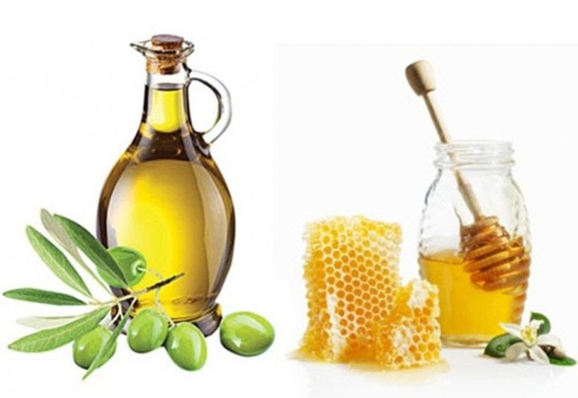 Mật ong kết hợp với dầu oliu sẽ giúp kháng viêm, kháng khuẩn, cải thiện bóng nhờn, giảm thiểu khả năng hình thành mụn.