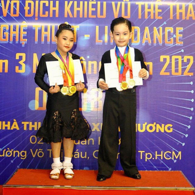 Con trai Khánh Thi Phan Hiển giành 8 HCV, bảnh bao ra sân bay đón bố vô địch Sea Games - Ảnh 12.