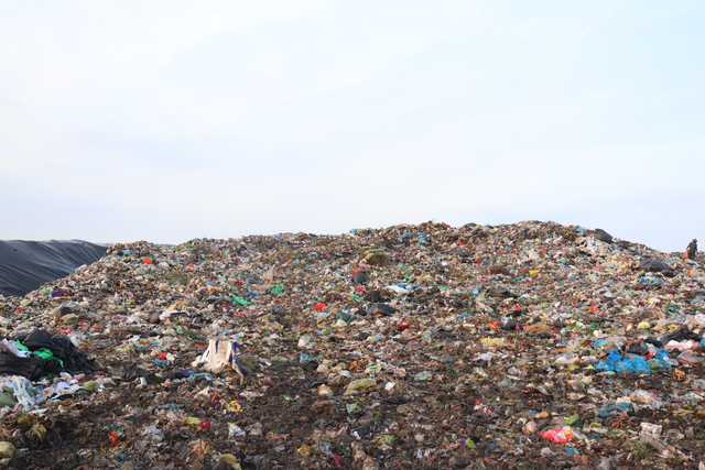Thanh Hóa: Cận cảnh bãi rác lớn nhất tại Sầm Sơn trước khi bị “khai tử” - Ảnh 4.