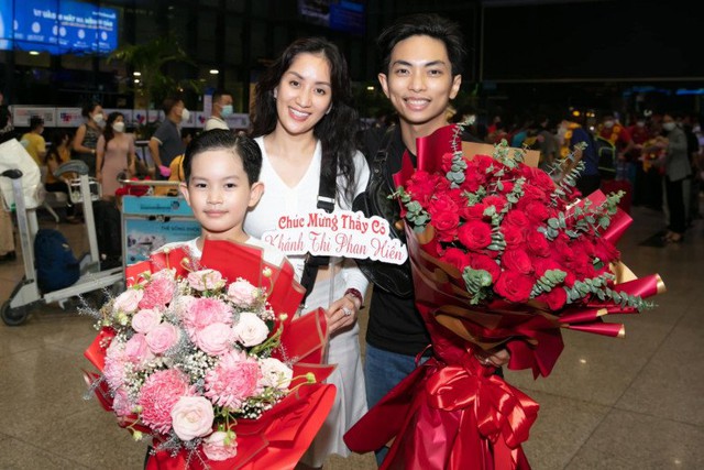Con trai Khánh Thi Phan Hiển giành 8 HCV, bảnh bao ra sân bay đón bố vô địch Sea Games - Ảnh 2.