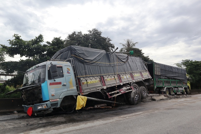 Thừa Thiên Huế: Đâm đuôi xe đầu kéo lúc rạng sáng, xe tải mất lái cày nát giải phân cách - Ảnh 1.