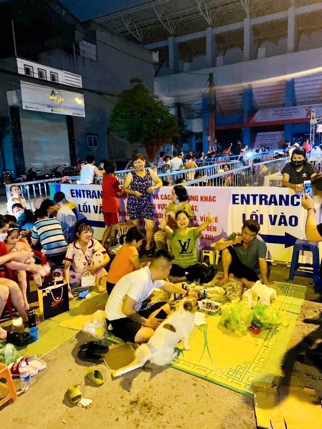 Quảng Ninh: Hình ảnh người hâm mộ đội mưa thức thâu đêm chờ nhận vé chung kết bóng đá nữ - Ảnh 6.